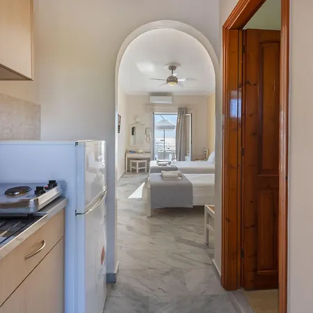 ホテル Irene - Beachfront 2*